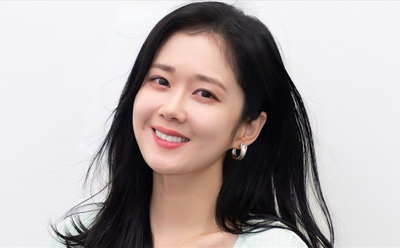 Jang Na Ra đã là một người vợ hạnh phúc. Nữ diễn viên tiếp tục khiến dân tình ngỡ ngàng với vẻ ngoài trẻ trung bởi trên thực tế cô ấy sinh năm 1981, tức là Jang Na Ra hiện đã 42 tuổi!