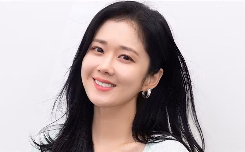 Jang Na Ra đã là một người vợ hạnh phúc. Nữ diễn viên tiếp tục khiến dân tình ngỡ ngàng với vẻ ngoài trẻ trung bởi trên thực tế cô ấy sinh năm 1981, tức là Jang Na Ra hiện đã 42 tuổi!
