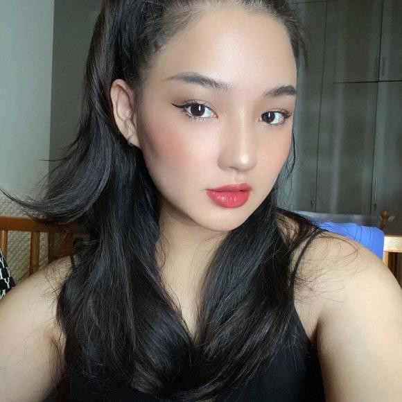 Người đẹp vẫn giữ mái tóc dài óng mượt đen tuyền đặc trưng càng tô điểm thêm nét dịu dàng của cô. Người đẹp vẫn giữ mái tóc dài óng mượt đen tuyền đặc trưng càng tô điểm thêm nét dịu dàng của cô.