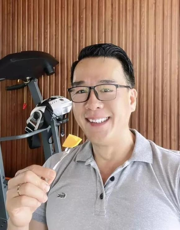 &quot;Vua cá Koi&quot; Thắng Ngô khoe ảnh đeo nhẫn cưới ngầm đập tan tin đồn ly hôn.