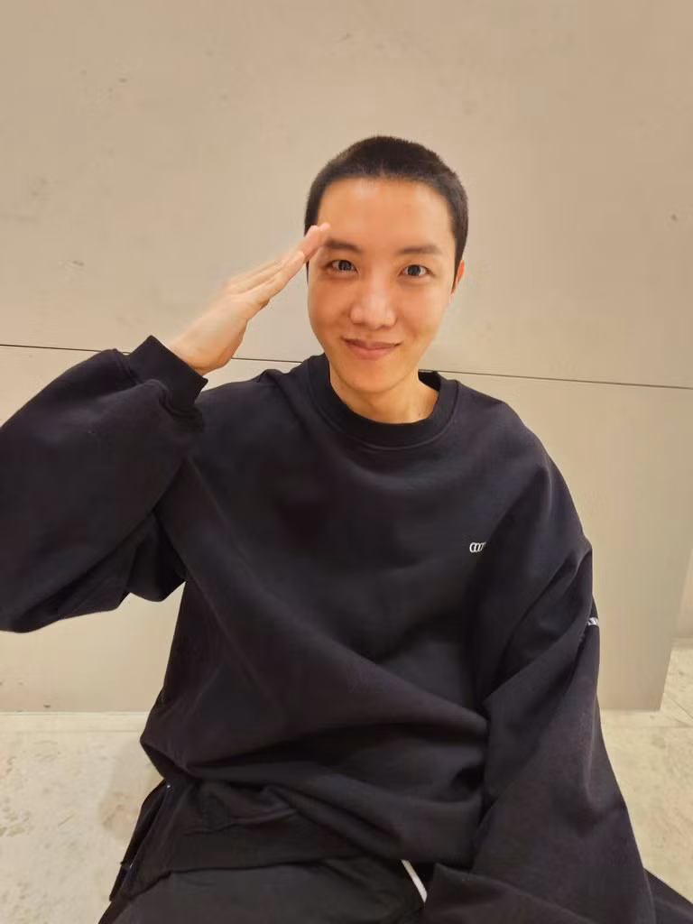 J-Hope (BTS) công bố loạt ảnh xuống tóc trước khi đi nhập ngũ. Anh cũng không quên để lại lời nhắn gửi fan: "Mình sẽ trở về khỏe mạnh".