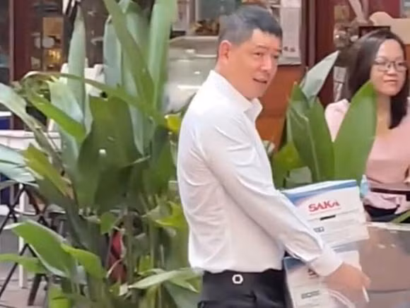 Mới đây, trên mạng xã hội chia sẻ đoạn clip siêu mẫu Bình Minh xuất hiện trong một sự kiện. Điều khiến không ít người bất ngờ chính là vẻ ngoài có phần kém sắc, xuống phong độ của anh.