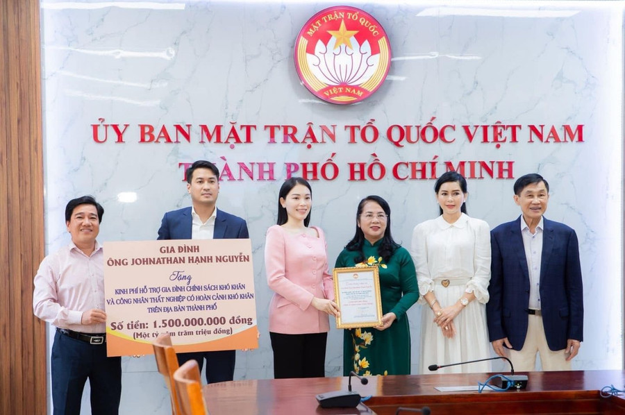 Cặp đôi Linh Rin và Phillip Nguyễn đã quyết định dùng số tiền 1,5 tỉ đồng dùng để tổ chức hôn lễ ở TPHCM để dành tặng cho người nghèo. Cặp đôi Linh Rin và Phillip Nguyễn đã quyết định dùng số tiền 1,5 tỉ đồng dùng để tổ chức hôn lễ ở TPHCM để dành tặng cho người nghèo.
