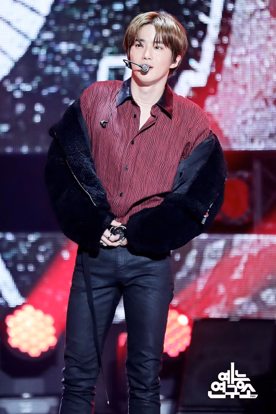 14. Suho (EXO) là trưởng nhóm, giọng ca chính và visual của EXO, đã nhận được tổng cộng 13.616 phiếu bầu trong cuộc thăm dò!