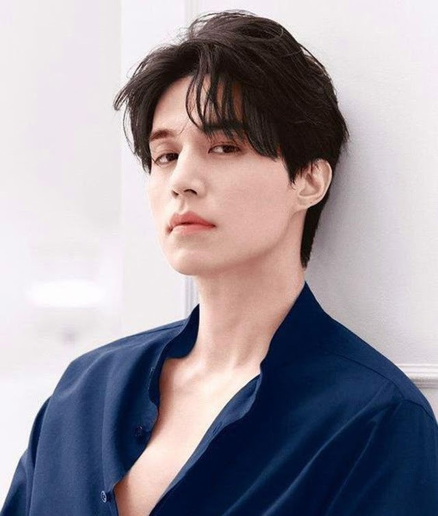 Lee Dong Wook chỉ kém Gong Yoo 2 tuổi, cũng luôn được khen ngợi về nét trẻ trung với làn da mịn màng tuyệt vời. Quả thật sẽ không nói quá khi anh ấy trông trẻ hơn mười tuổi so với tuổi thật.