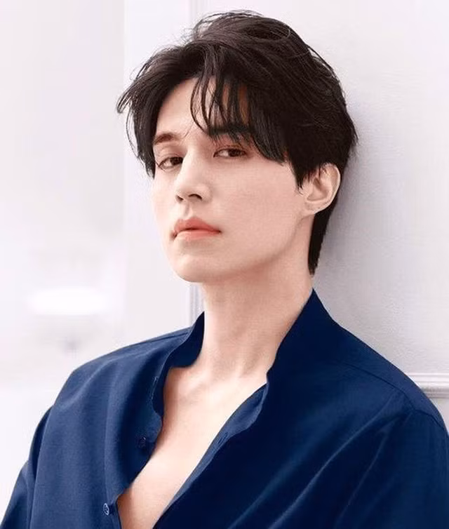 Lee Dong Wook chỉ kém Gong Yoo 2 tuổi, cũng luôn được khen ngợi về nét trẻ trung với làn da mịn màng tuyệt vời. Quả thật sẽ không nói quá khi anh ấy trông trẻ hơn mười tuổi so với tuổi thật.