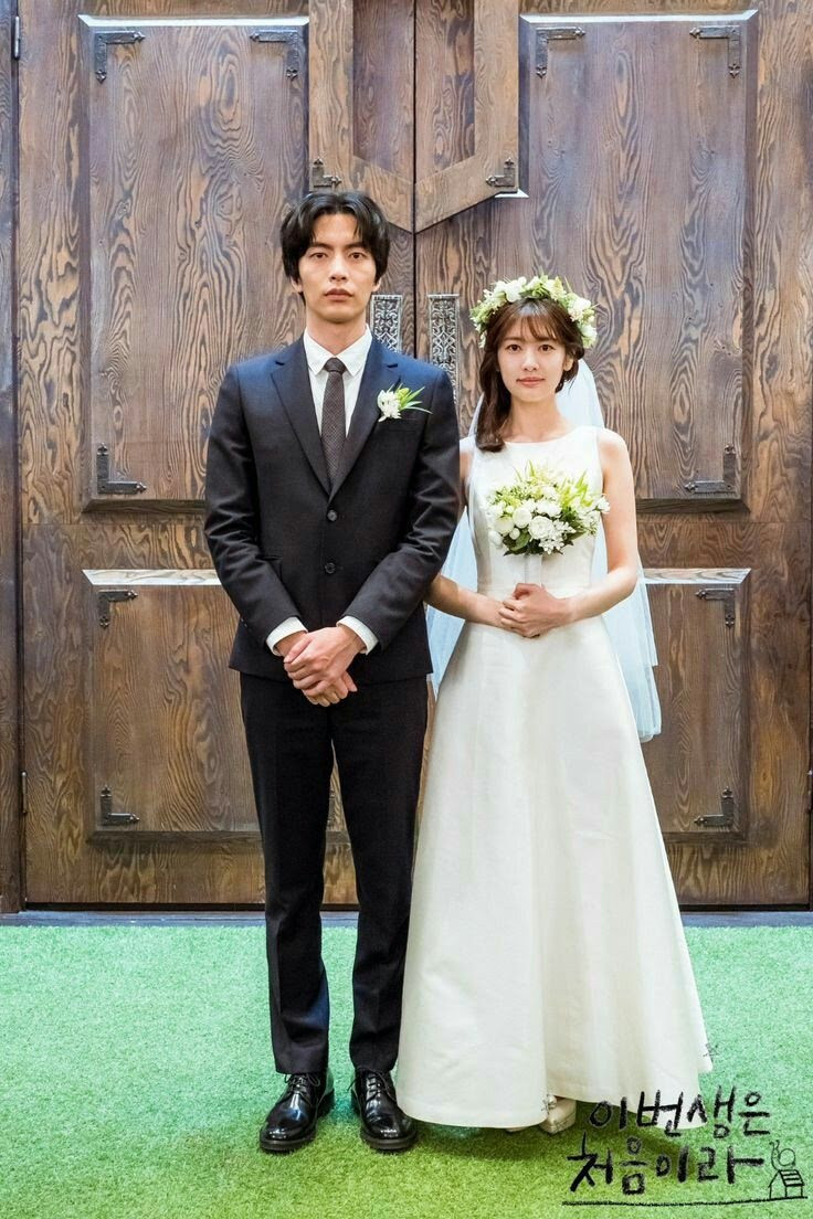 Ảnh cưới của Nam Se Hee (Lee Min Ki) và Yoon Ji Ho (Jung So Min) trong bộ phim Cuộc đời đầu tiên.