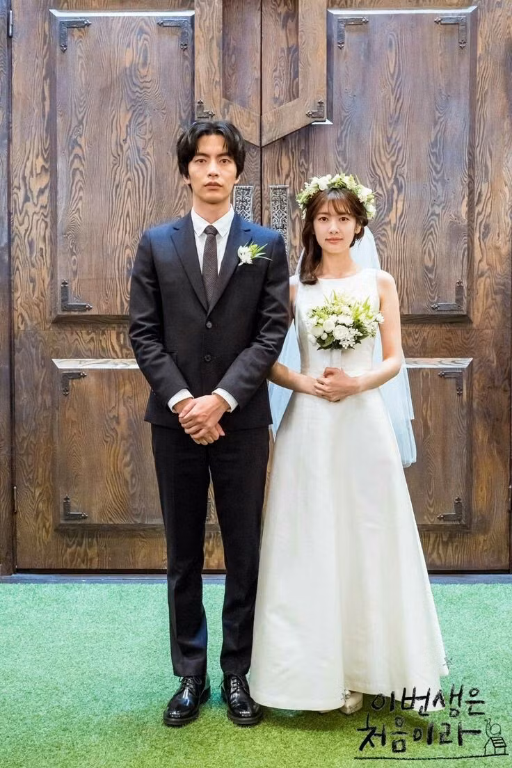Ảnh cưới của Nam Se Hee (Lee Min Ki) và Yoon Ji Ho (Jung So Min) trong bộ phim Cuộc đời đầu tiên. Ảnh cưới của Nam Se Hee (Lee Min Ki) và Yoon Ji Ho (Jung So Min) trong bộ phim Cuộc đời đầu tiên.