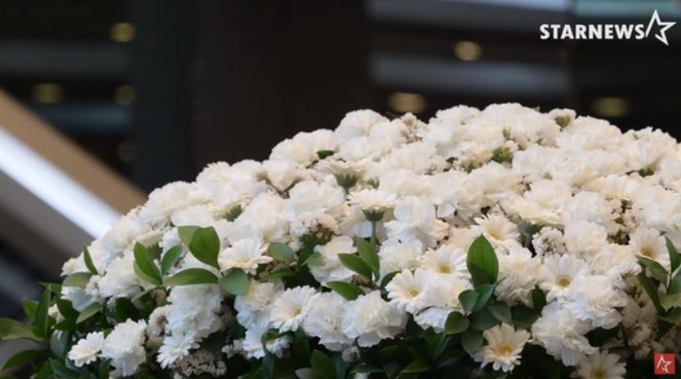 Hoa được gửi đến đám tang của MoonBin để bày tỏ sự chia buồn với gia đình tang quyến.