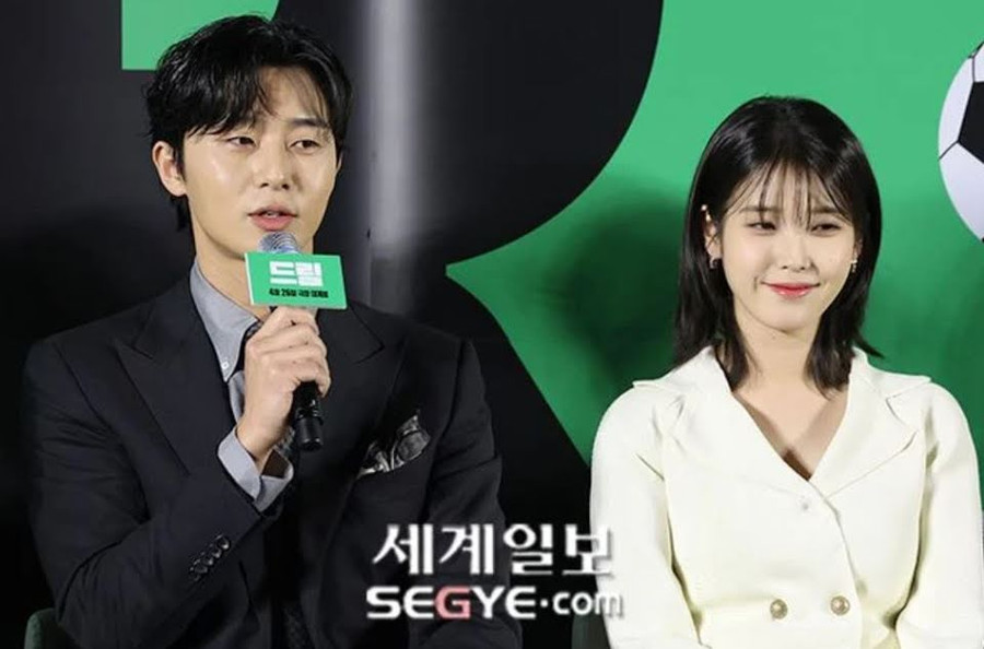 Khi đứng cạnh bạn diễn Park Seo Joon, nhan sắc của IU trẻ trung không kém, kết hợp với mái tóc mới khiến fan như được quay ngược thời gian để nhìn ngắm IU của những năm về trước. Khi đứng cạnh bạn diễn Park Seo Joon, nhan sắc của IU trẻ trung không kém, kết hợp với mái tóc mới khiến fan như được quay ngược thời gian để nhìn ngắm IU của những năm về trước.
