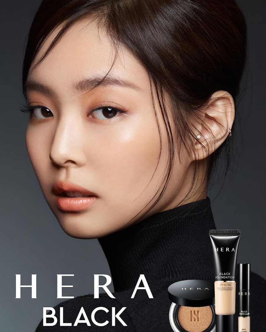 Tinh tế là chìa khóa cho kiểu trang điểm phủ sương màu hồng đào này, thứ đã mang đến cho Jennie vẻ ngoài tươi tắn và trẻ trung. Tinh tế là chìa khóa cho kiểu trang điểm phủ sương màu hồng đào này, thứ đã mang đến cho Jennie vẻ ngoài tươi tắn và trẻ trung.