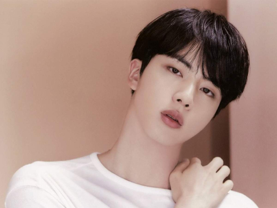 Jin (BTS) hiện đang tham gia nghĩa vụ quân sự, nam ca sĩ được biết tới là một ngôi sao dường như không già đi. Nếu so sánh hình ảnh từ khi mới ra mắt cho đến ngày hôm nay, thực sự anh ấy không có sự thay đổi nào cả. Có lẽ Jin (BTS) chỉ trắng hơn một chút, nhưng thành viên nam của nhóm nhạc đình đám BTS này vẫn luôn giữ được vẻ trẻ trung.