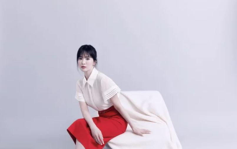 Song Hye Kyo tỏa sáng với vẻ đẹp tựa búp bê.