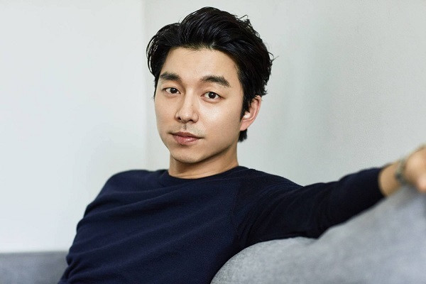 Gong Yoo ngày càng đẹp trai hơn khi có tuổi. Đặc biệt là khi nam diễn viên Gong Yoo thực sự không thay đổi chút nào trong thập kỷ qua. Anh ấy thậm chí trông vẫn như ở độ tuổi ngoài hai mươi, nhưng không có gì ngạc nhiên khi tuổi của anh ấy thực sự là 43 tuổi.