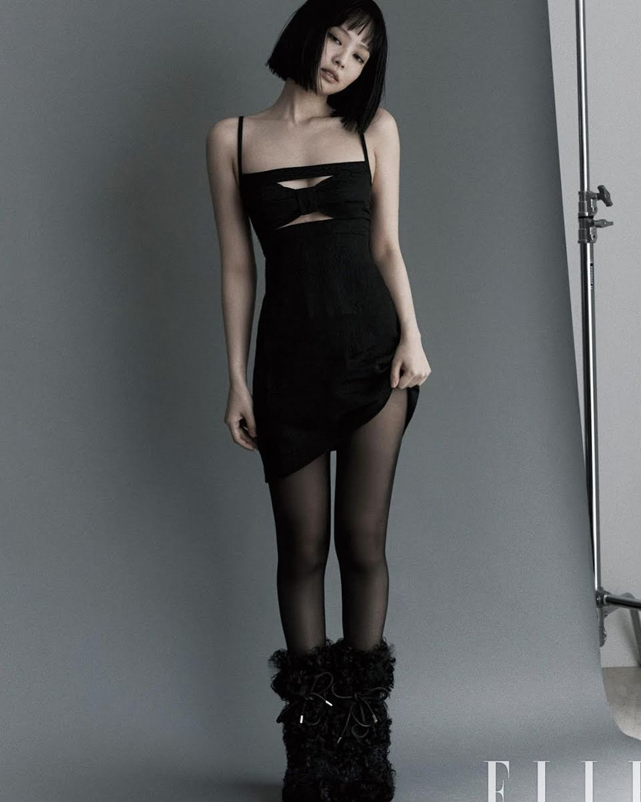 Phong cách trang điểm mắt khói tinh tế nhẹ nhàng này kết hợp với tóc bob ngắn đã biến đổi diện mạo thường thấy của Jennie và chứng tỏ khả năng phù hợp với mọi phong cách của cô nàng này. Phong cách trang điểm mắt khói tinh tế nhẹ nhàng này kết hợp với tóc bob ngắn đã biến đổi diện mạo thường thấy của Jennie và chứng tỏ khả năng phù hợp với mọi phong cách của cô nàng này.