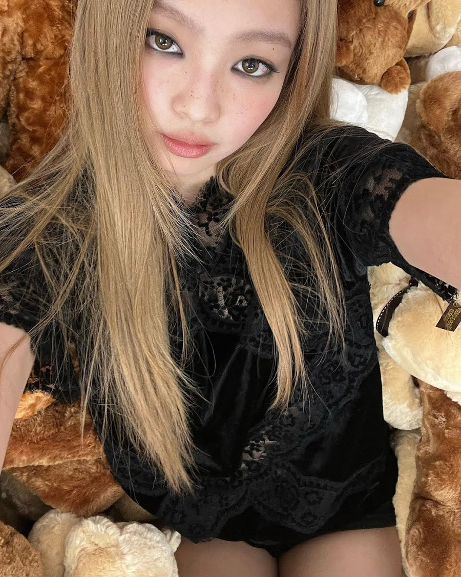 Đôi mắt khói cùng son môi satin, tàn nhang giả và má hồng là sự kết hợp hoàn hảo trong phong cách trang điểm tinh tế này. Đôi mắt khói cùng son môi satin, tàn nhang giả và má hồng là sự kết hợp hoàn hảo trong phong cách trang điểm tinh tế này.