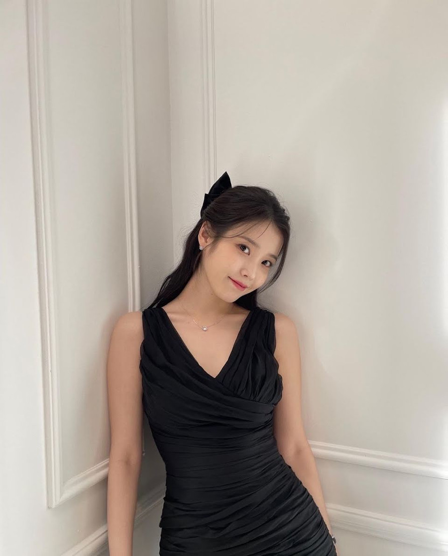 Việc tăng cân và thay đổi hình ảnh gần đây của IU đã thu hút sự chú ý của cư dân mạng, thậm chí nhiều người còn cho rằng nữ thần tượng đang “lão hóa ngược”. Việc tăng cân và thay đổi hình ảnh gần đây của IU đã thu hút sự chú ý của cư dân mạng, thậm chí nhiều người còn cho rằng nữ thần tượng đang “lão hóa ngược”.