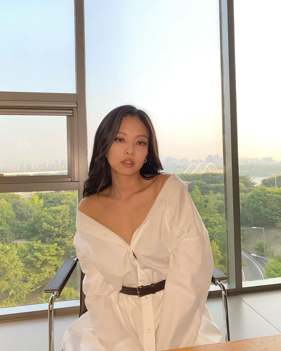 Kiểu trang điểm nhẹ nhàng với đôi môi bóng của Jennie là vẻ ngoài mơ ước của một người có ảnh hưởng và các BLINK đã biết rằng ngoài việc là một ca sĩ, rapper, vũ công, người mẫu và diễn viên, cô ấy là người tạo ra xu hướng. Kiểu trang điểm nhẹ nhàng với đôi môi bóng của Jennie là vẻ ngoài mơ ước của một người có ảnh hưởng và các BLINK đã biết rằng ngoài việc là một ca sĩ, rapper, vũ công, người mẫu và diễn viên, cô ấy là người tạo ra xu hướng.