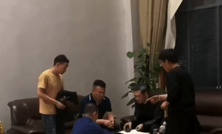 Hình ảnh buổi hòa giải giữa gia đình nữ diễn viên họ Tôn và công ty tổ chức sự kiện. Hình ảnh buổi hòa giải giữa gia đình nữ diễn viên họ Tôn và công ty tổ chức sự kiện.