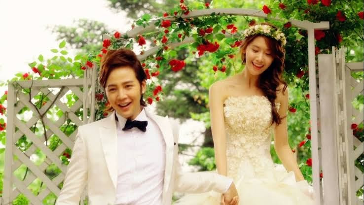 Bộ váy cưới trắng hở vai của Yoona bên chú rể Jang Geun Suk trong bộ phim Mưa tình yêu.