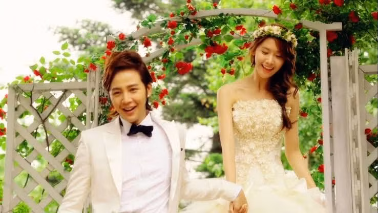 Bộ váy cưới trắng hở vai của Yoona bên chú rể Jang Geun Suk trong bộ phim Mưa tình yêu. Bộ váy cưới trắng hở vai của Yoona bên chú rể Jang Geun Suk trong bộ phim Mưa tình yêu.