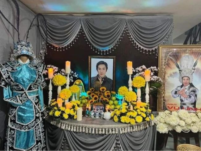 Gia đình tổ chức lễ cúng thất lần thứ 4 cho NSƯT Vũ Linh. Gia đình tổ chức lễ cúng thất lần thứ 4 cho NSƯT Vũ Linh.