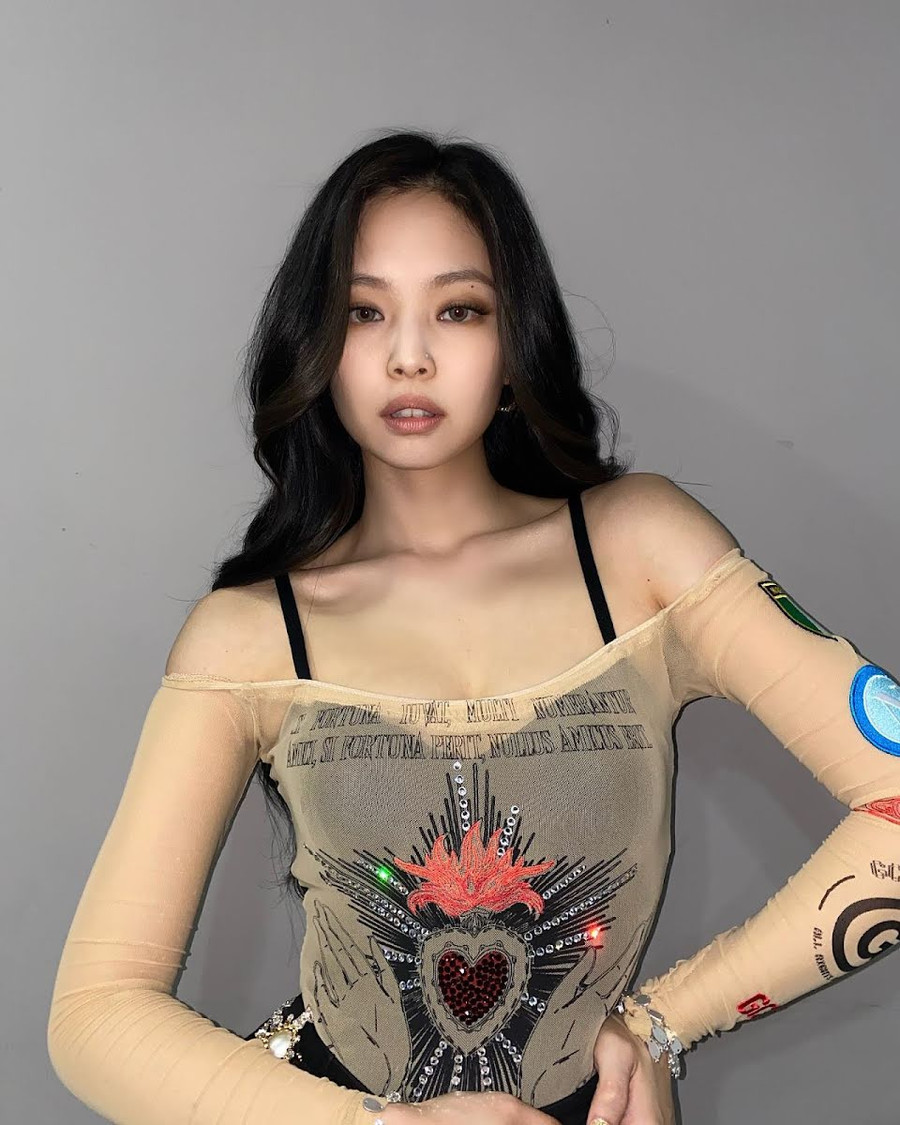 Phong cách trang điểm tập trung chủ yếu vào đôi mắt. Không cần nhiều thứ khác với hình ảnh đẹp tự nhiên của Jennie. Phong cách trang điểm tập trung chủ yếu vào đôi mắt. Không cần nhiều thứ khác với hình ảnh đẹp tự nhiên của Jennie.