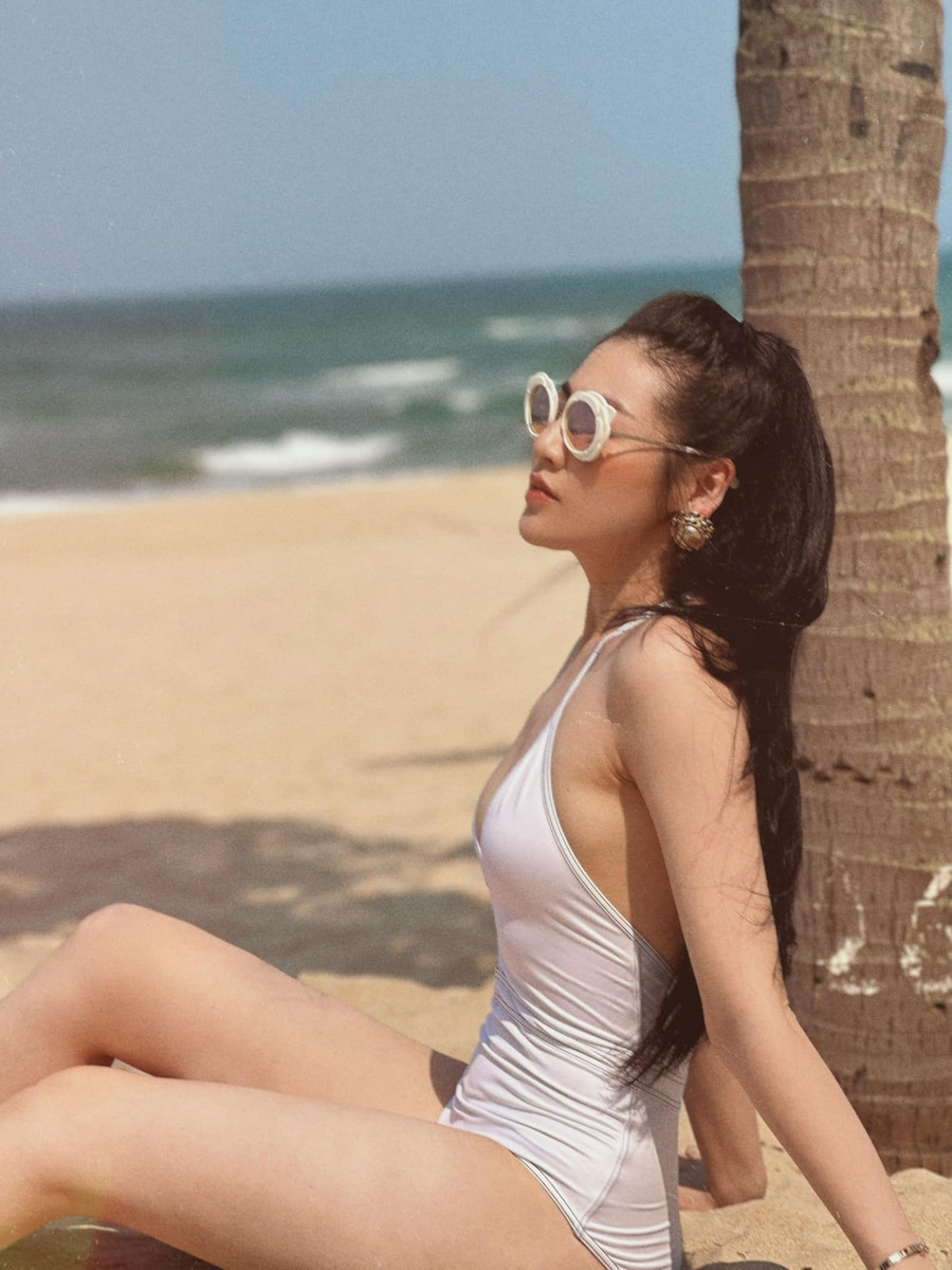 Sau khi sinh con trai đầu lòng, Á hậu Dương Tú Anh ngày càng thăng hạng về ngoại hình. Bà mẹ một con nhận được rất nhiều lời khen ngợi của cộng đồng mạng cho vẻ đẹp gợi cảm và sang chảnh của mình. Sau khi sinh con trai đầu lòng, Á hậu Dương Tú Anh ngày càng thăng hạng về ngoại hình. Bà mẹ một con nhận được rất nhiều lời khen ngợi của cộng đồng mạng cho vẻ đẹp gợi cảm và sang chảnh của mình.