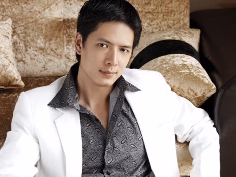 Bình Minh được biết tới là siêu mẫu thế hệ đầu của showbiz. Anh từng đoạt giải Siêu mẫu ấn tượng trong cuộc thi Tìm kiếm người mẫu thời trang châu Á 2002.