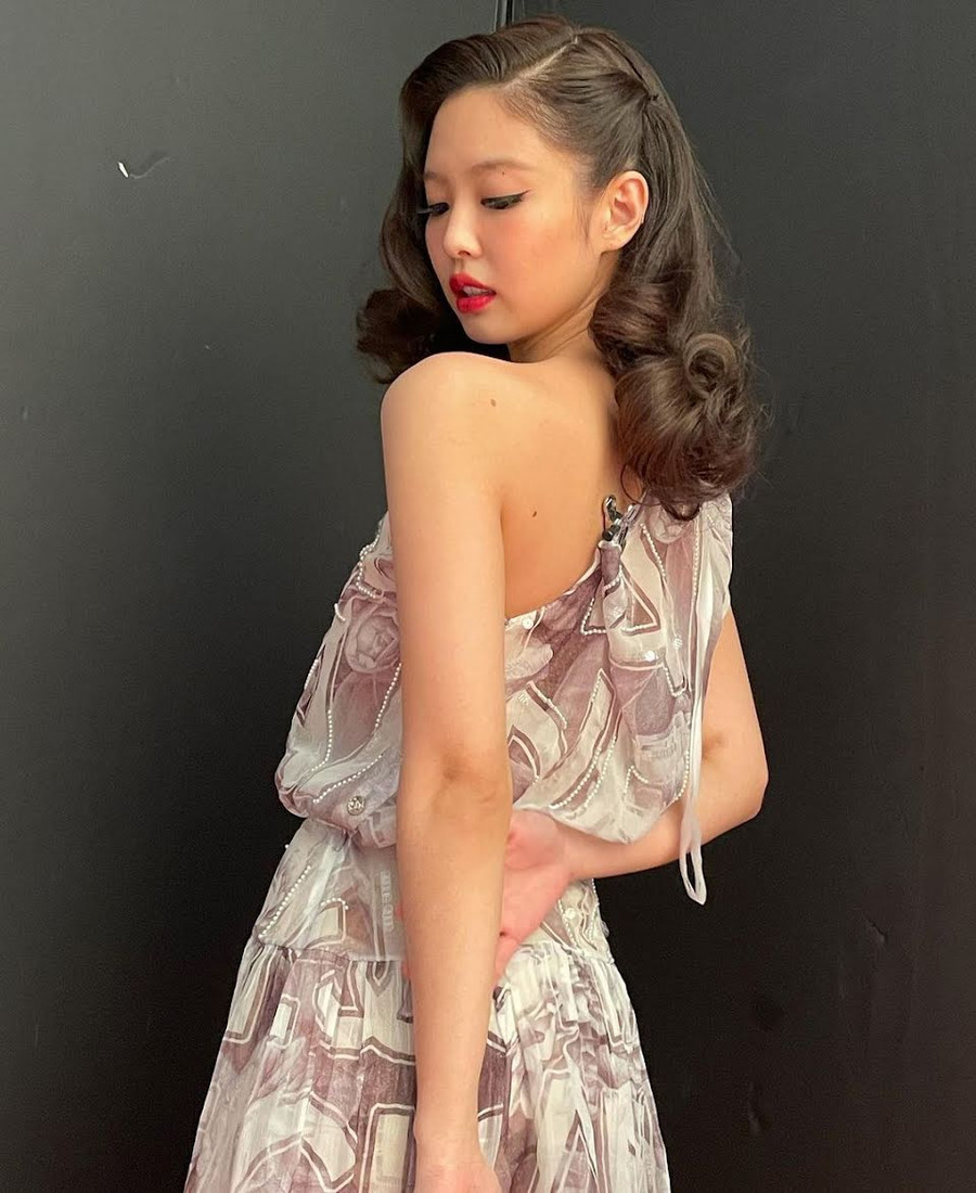 Trong bức ảnh hậu trường của Jennie, cô nàng đã gây ấn tượng bởi vẻ ngoài quyến rũ, kiểu kẻ mắt mèo cổ điển và thu hút sự chú ý với vẻ đẹp vượt thời gian. Trong bức ảnh hậu trường của Jennie, cô nàng đã gây ấn tượng bởi vẻ ngoài quyến rũ, kiểu kẻ mắt mèo cổ điển và thu hút sự chú ý với vẻ đẹp vượt thời gian.