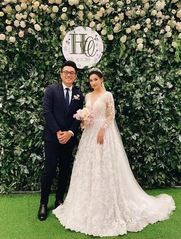 Hôn lễ của cặp đôi được tổ chức kín đáo, tránh thu hút sự xuất hiện của báo chí, truyền thông. Cả hai cũng nhanh chóng đón tin vui đầu lòng là một cậu con trai kháu khỉnh. Hôn lễ của cặp đôi được tổ chức kín đáo, tránh thu hút sự xuất hiện của báo chí, truyền thông. Cả hai cũng nhanh chóng đón tin vui đầu lòng là một cậu con trai kháu khỉnh.