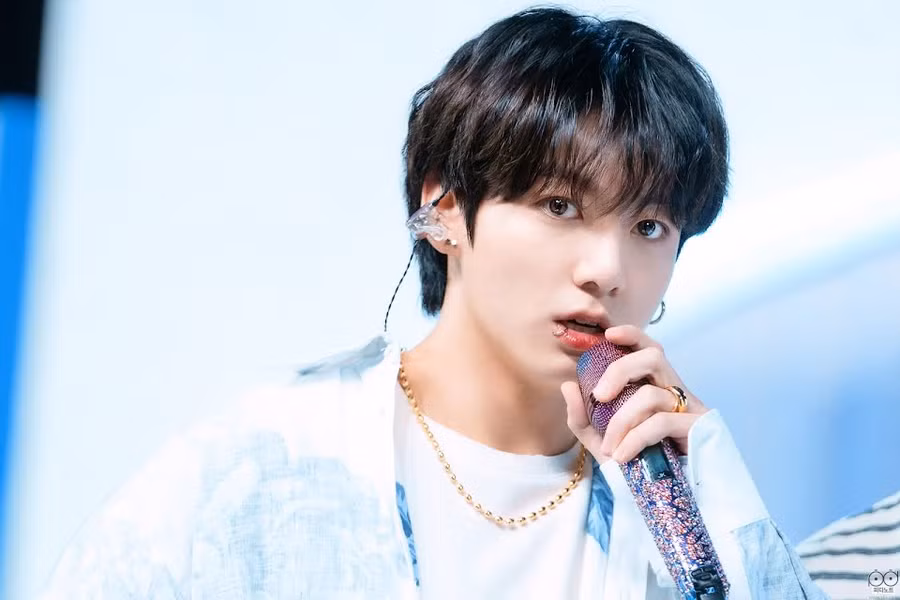 4. Jungkook (BTS): Giọng ca chính, vũ công chính, rapper phụ, center và maknae của BTS, đã nhận được tổng cộng 104.064 phiếu bầu trong cuộc thăm dò!