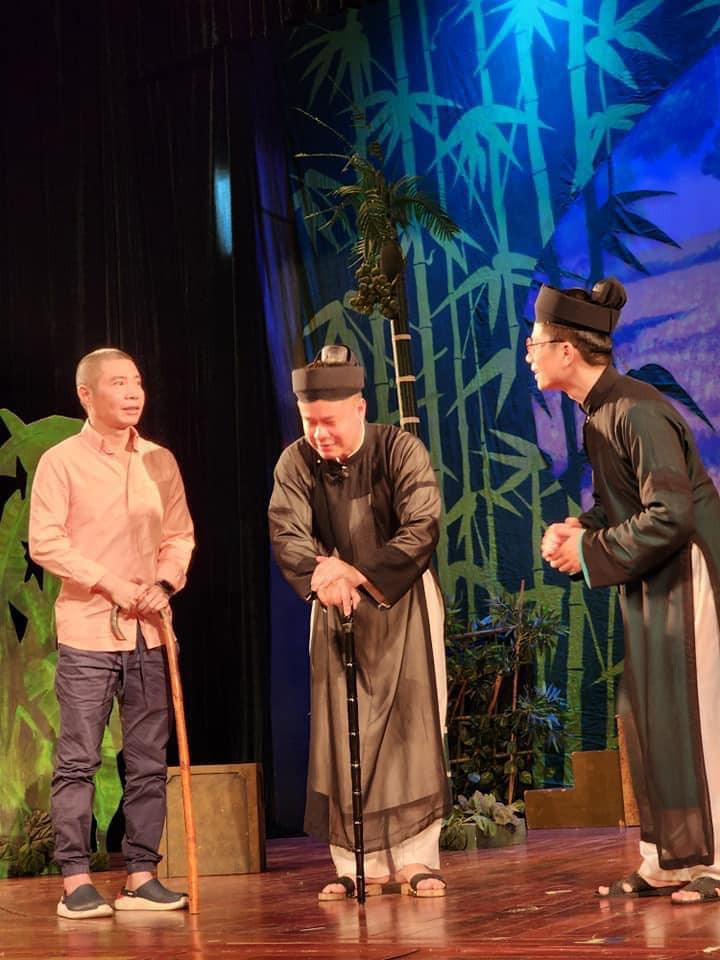 NSND Công Lý hào hứng quay trở lại sân khấu để tập luyện cùng các đồng nghiệp tại nhà hát. NSND Công Lý hào hứng quay trở lại sân khấu để tập luyện cùng các đồng nghiệp tại nhà hát.