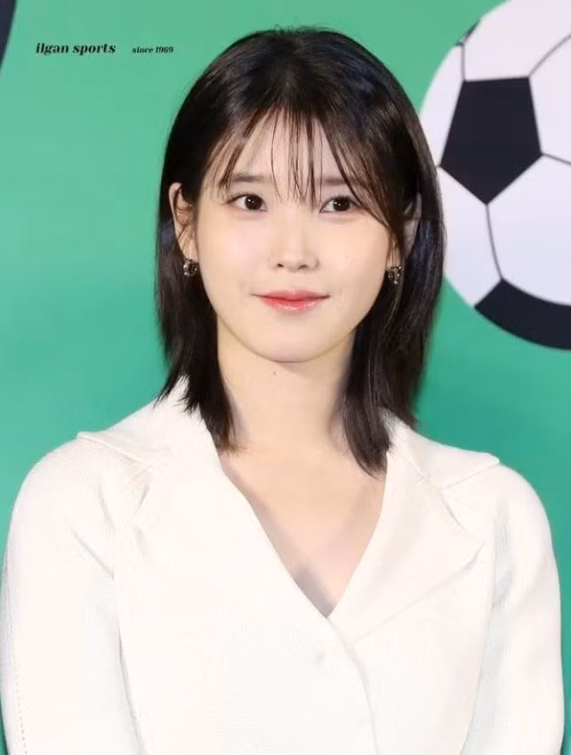 Ngay cả khi trình diễn các video của mình, IU vẫn luôn sở hữu tạo hình ngây thơ chưa bao giờ hết gây sốc cho người hâm mộ. Ngay cả khi trình diễn các video của mình, IU vẫn luôn sở hữu tạo hình ngây thơ chưa bao giờ hết gây sốc cho người hâm mộ.