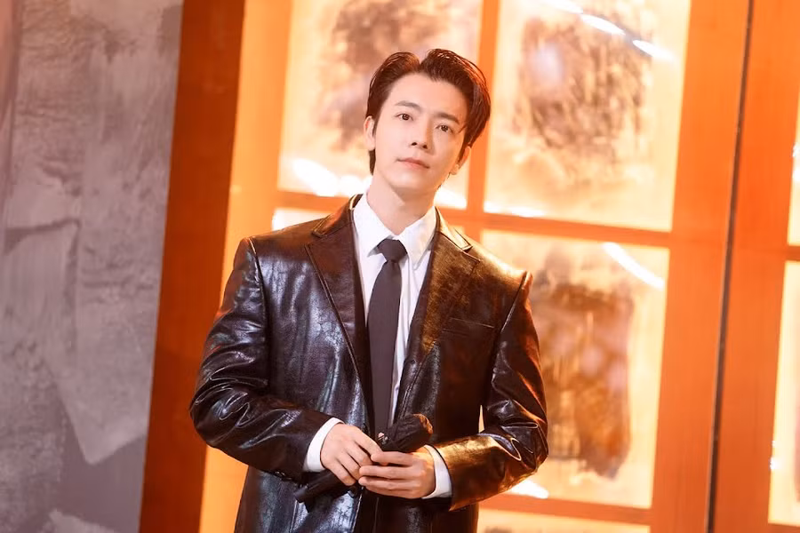 1. Donghae (Super Junior): Giọng ca chính, vũ công chính và rapper phụ của Super Junior, đã nhận được tổng cộng 849.509 phiếu bầu trong cuộc thăm dò!