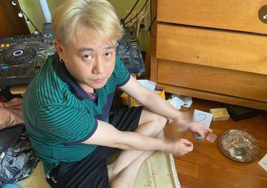 Hữu Tín tại thời điểm bị Công an quận 8 bắt quả tang sử dụng ma túy. Hữu Tín tại thời điểm bị Công an quận 8 bắt quả tang sử dụng ma túy.