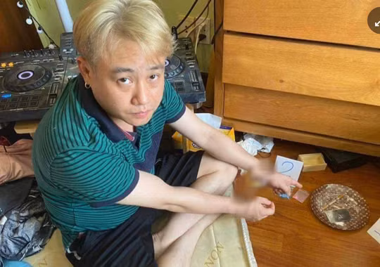 Hữu Tín tại thời điểm bị Công an quận 8 bắt quả tang sử dụng ma túy. Hữu Tín tại thời điểm bị Công an quận 8 bắt quả tang sử dụng ma túy.