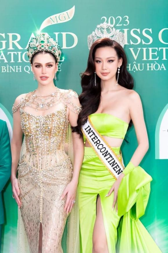 Bảo Ngọc đeo sash chụp ảnh cùng Hoa hậu đẹp nhất thế giới. Bảo Ngọc đeo sash chụp ảnh cùng Hoa hậu đẹp nhất thế giới.