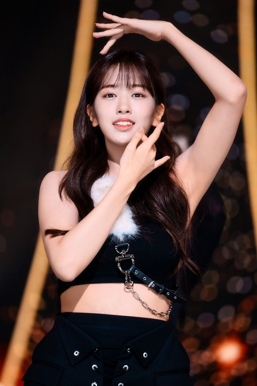 15. Yujin (IVE): Trưởng nhóm và giọng ca chính của IVE, đã nhận được tổng cộng 3.965 phiếu bầu trong cuộc bình chọn.