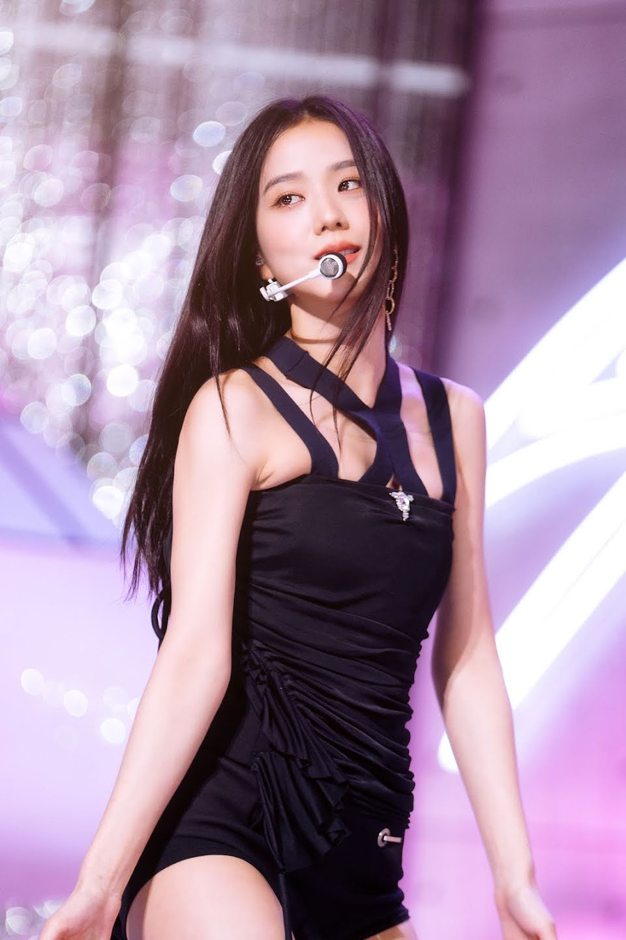 2. Jisoo (BLACKPINK): Giọng ca chính kiêm visual của BLACKPINK, đã nhận được tổng cộng 302.630 phiếu bầu.