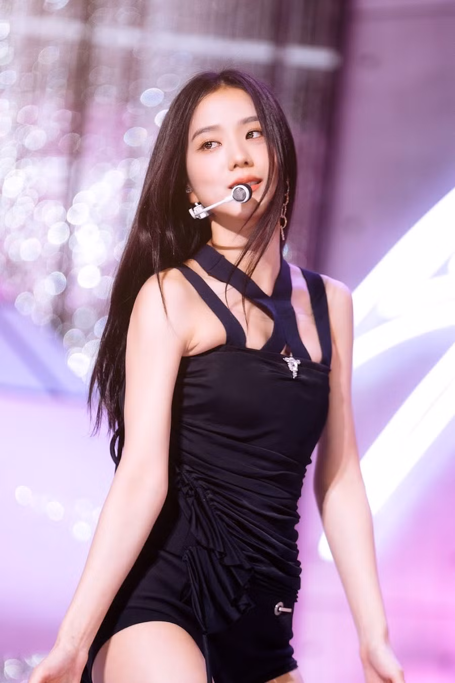 2. Jisoo (BLACKPINK): Giọng ca chính kiêm visual của BLACKPINK, đã nhận được tổng cộng 302.630 phiếu bầu.