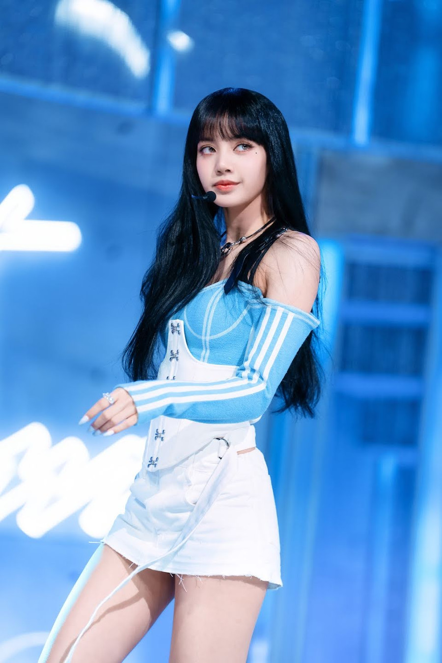 8. Lisa (BLACKPINK): Vũ công chính, rapper chính và maknae của BLACKPINK,nhận được tổng cộng 20.232 phiếu bầu.