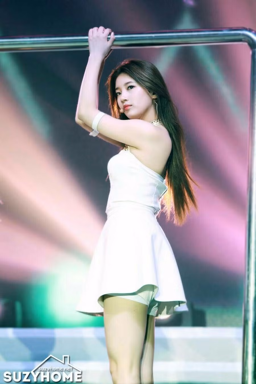 9. Bae Suzy (Miss A): Giọng ca chính, rapper phụ, visual, gương mặt đại diện của nhóm và maknae của Miss A, đã nhận được tổng cộng 13.674 phiếu bầu.
