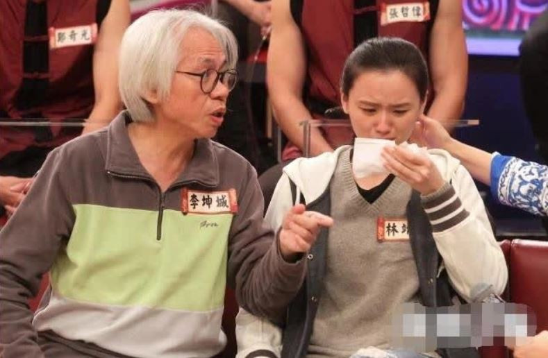 Vì chuyện tình chênh lệch tuổi tác của mình nên Lý Khôn Thành và Lâm Tĩnh Ân đã vấp phải sự phản đối từ 2 bên gia đình. Vì chuyện tình chênh lệch tuổi tác của mình nên Lý Khôn Thành và Lâm Tĩnh Ân đã vấp phải sự phản đối từ 2 bên gia đình.