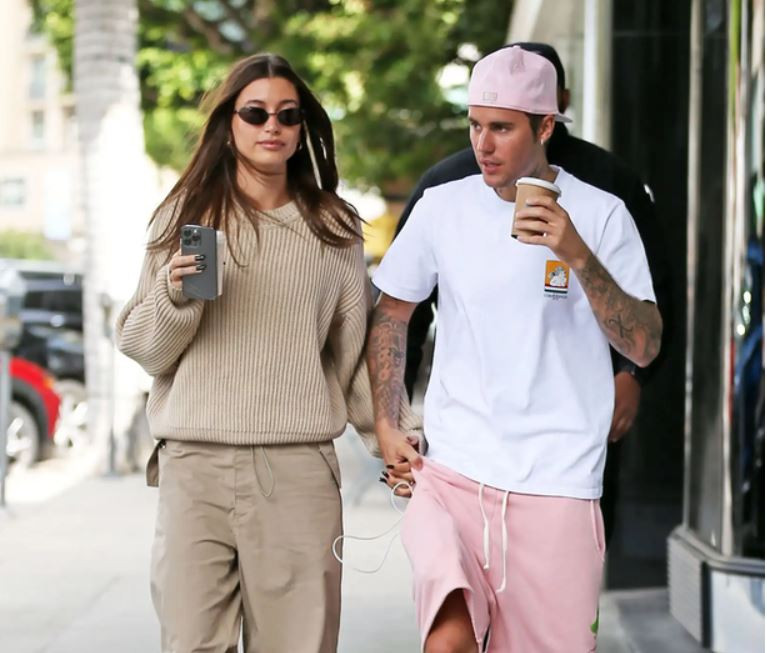 Justin Bieber và bà xã Hailey Bieber. Justin Bieber và bà xã Hailey Bieber.
