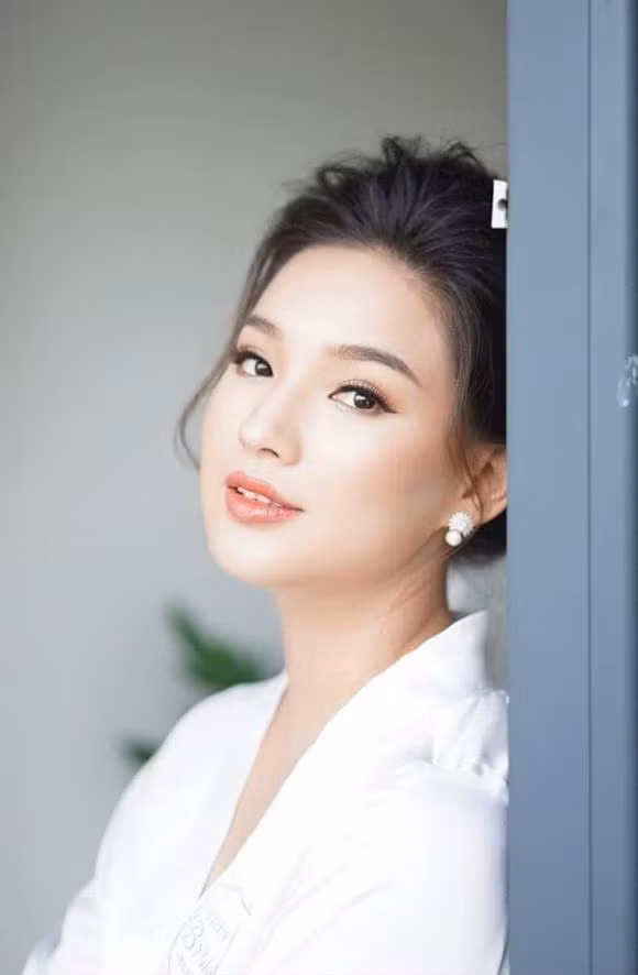 Theo thời gian, nhan sắc của vợ cũ cố diễn viên Duy Nhân ngày càng thăng hạng, chuẩn "gái 1 con trông mòn con mắt".