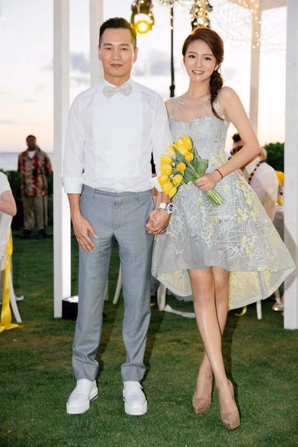 Nữ diễn viên An Dĩ Hiên và chồng Trần Vinh Luyện. Nữ diễn viên An Dĩ Hiên và chồng Trần Vinh Luyện.