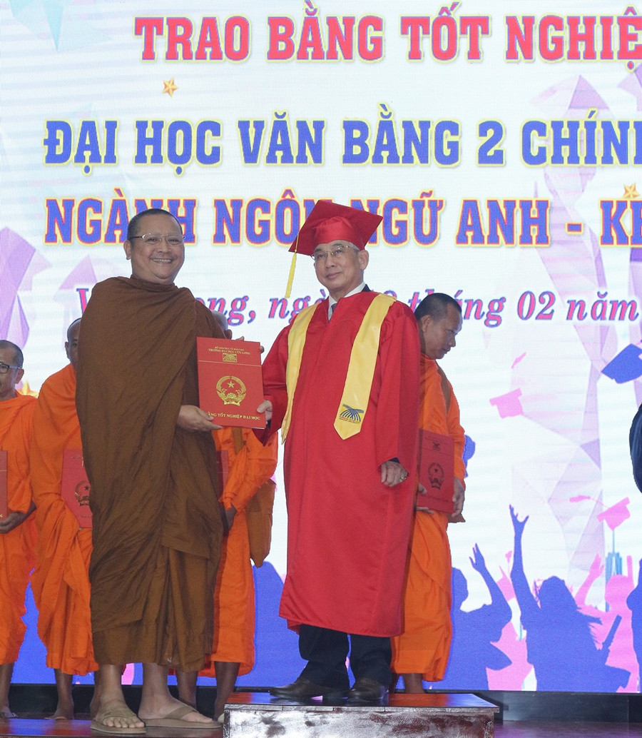 Trao bằng cho tân cử nhân tôn giáo, chức sắc. Trao bằng cho tân cử nhân tôn giáo, chức sắc.