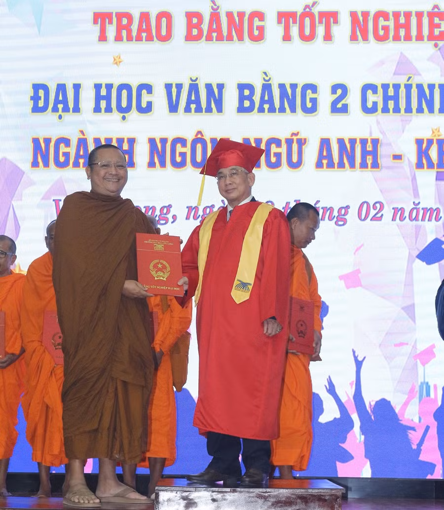 Trao bằng cho tân cử nhân tôn giáo, chức sắc.