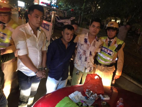 141 bắt 2 cựu cảnh sát trên ô tô có ma túy - Ảnh 1 141 bat 2 cuu canh sat tren o to co ma tuy - Anh 1